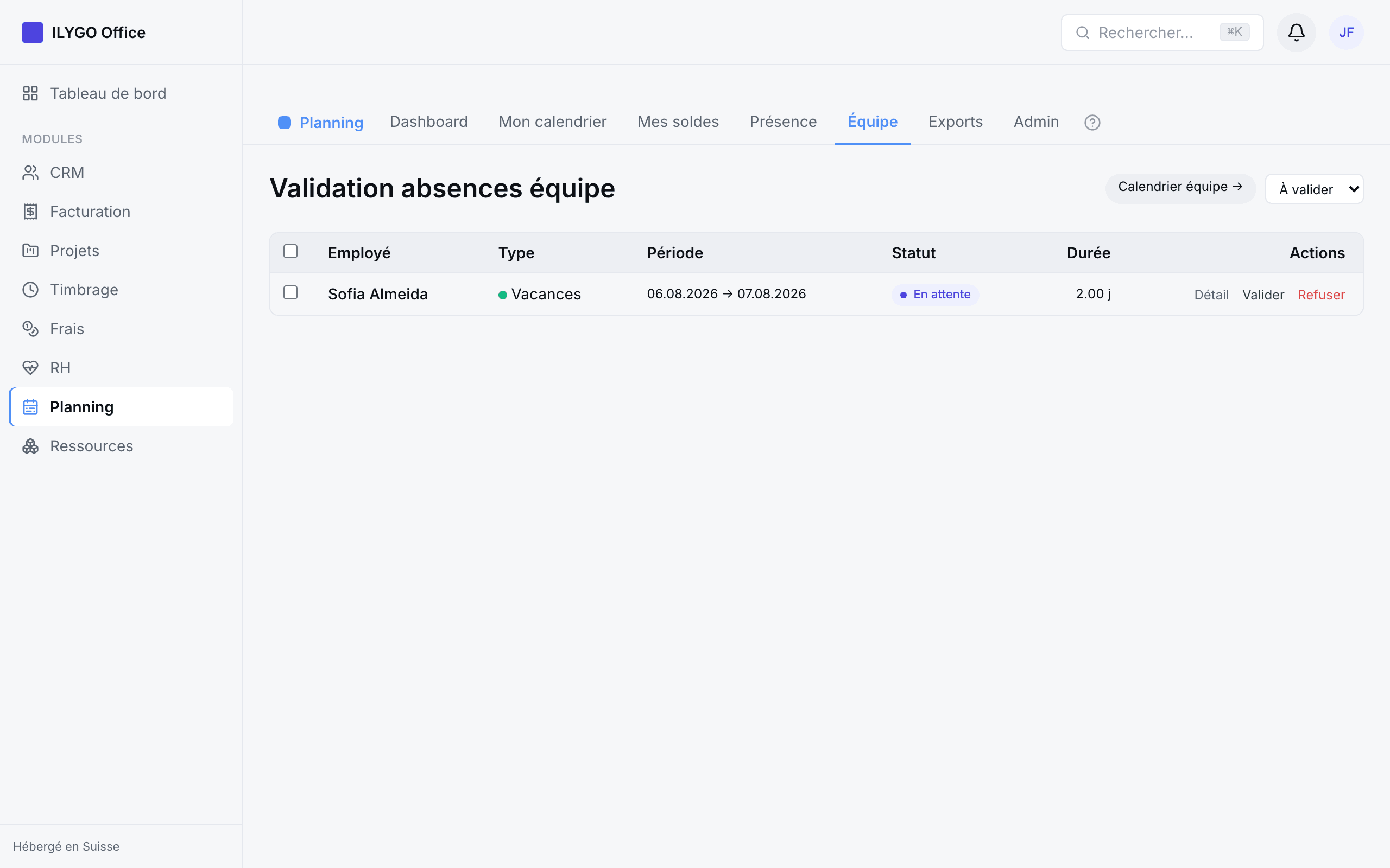 Liste des demandes d'absence de l'équipe avec cases à cocher, boutons valider et refuser, et détail du justificatif